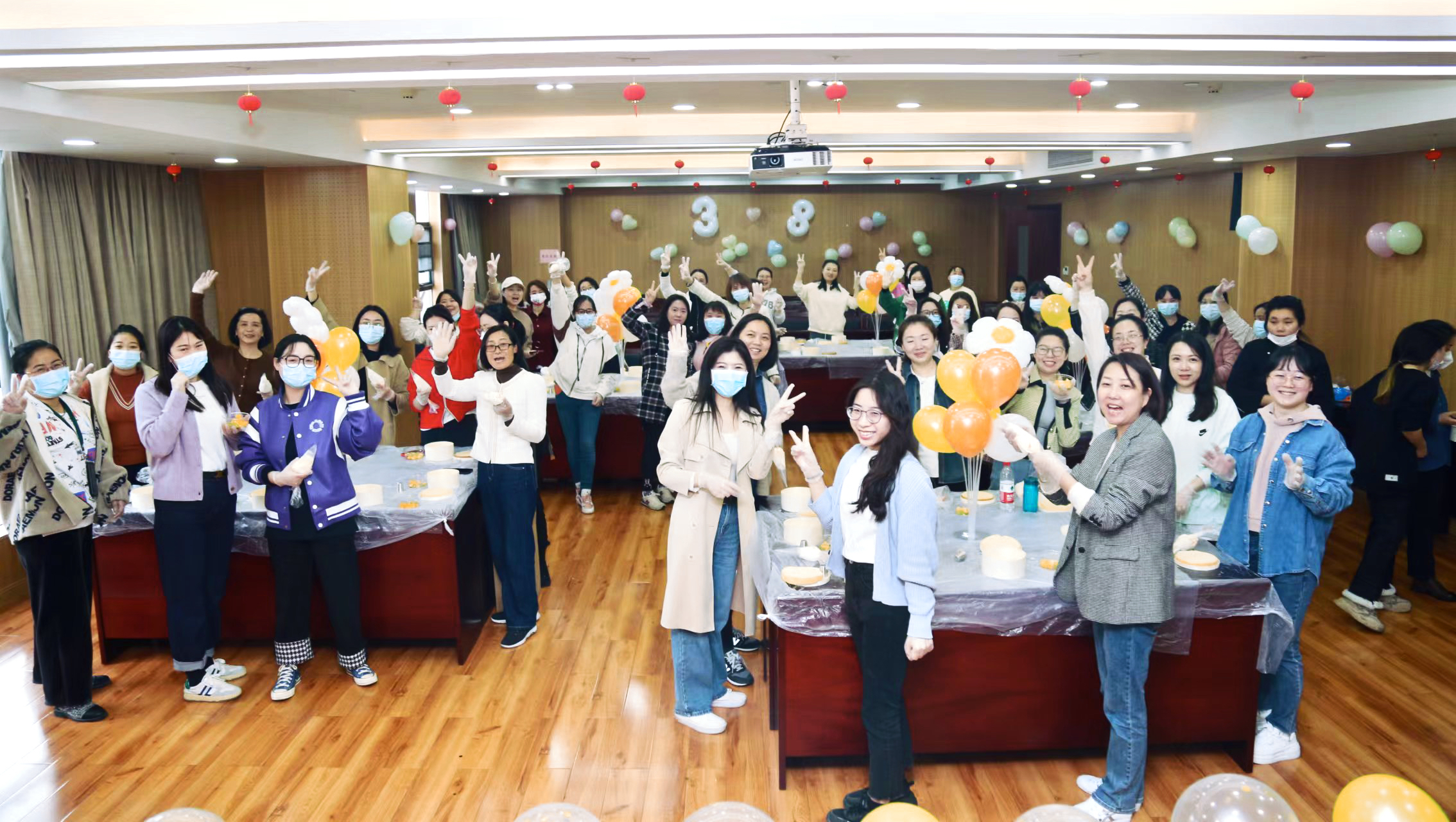 今年会com开展三八妇女节关爱女性健康知识专题讲座暨创意甜品制作活动